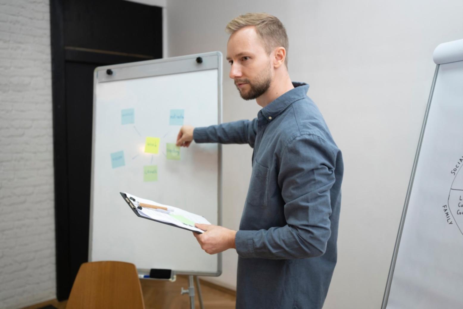 Teilnehmer arbeiten gemeinsam an Budget-Analysen